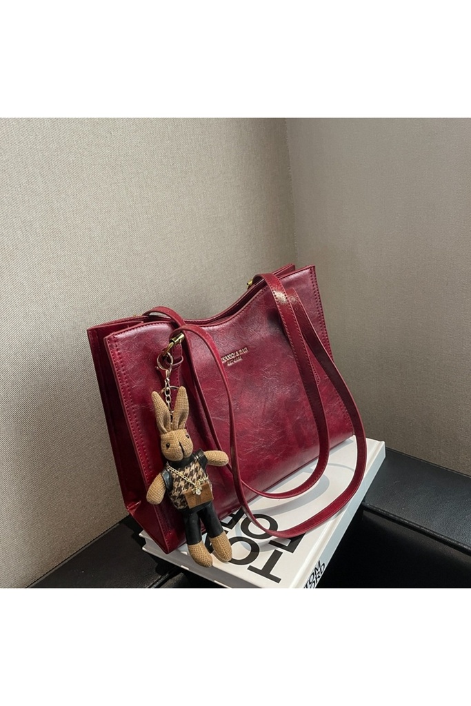 Kadın Omuz ve El Çantası – Siyah ve Kırmızı Renk, Büyük Boy, Askılı, Peluş Anahtarlık Hediyeli